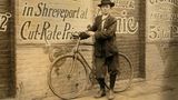 Junge mit einem Fahrrad
