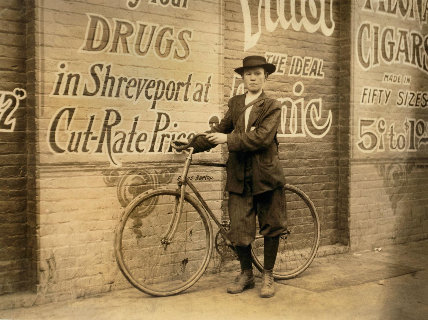 Junge mit einem Fahrrad