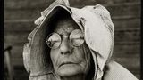 Alte Frau mit Brille