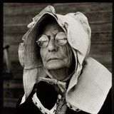 Alte Frau mit Brille