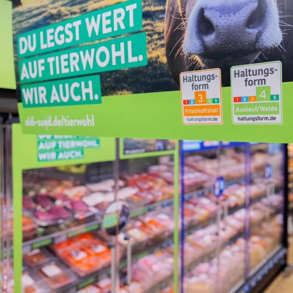 Blick auf Kühlregal mit Fleischprodukten im Supermarkt, die nach dem Tierwohllabel sortiert sind.