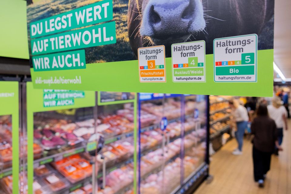Blick auf Kühlregal mit Fleischprodukten im Supermarkt, die nach dem Tierwohllabel sortiert sind. 1.4993