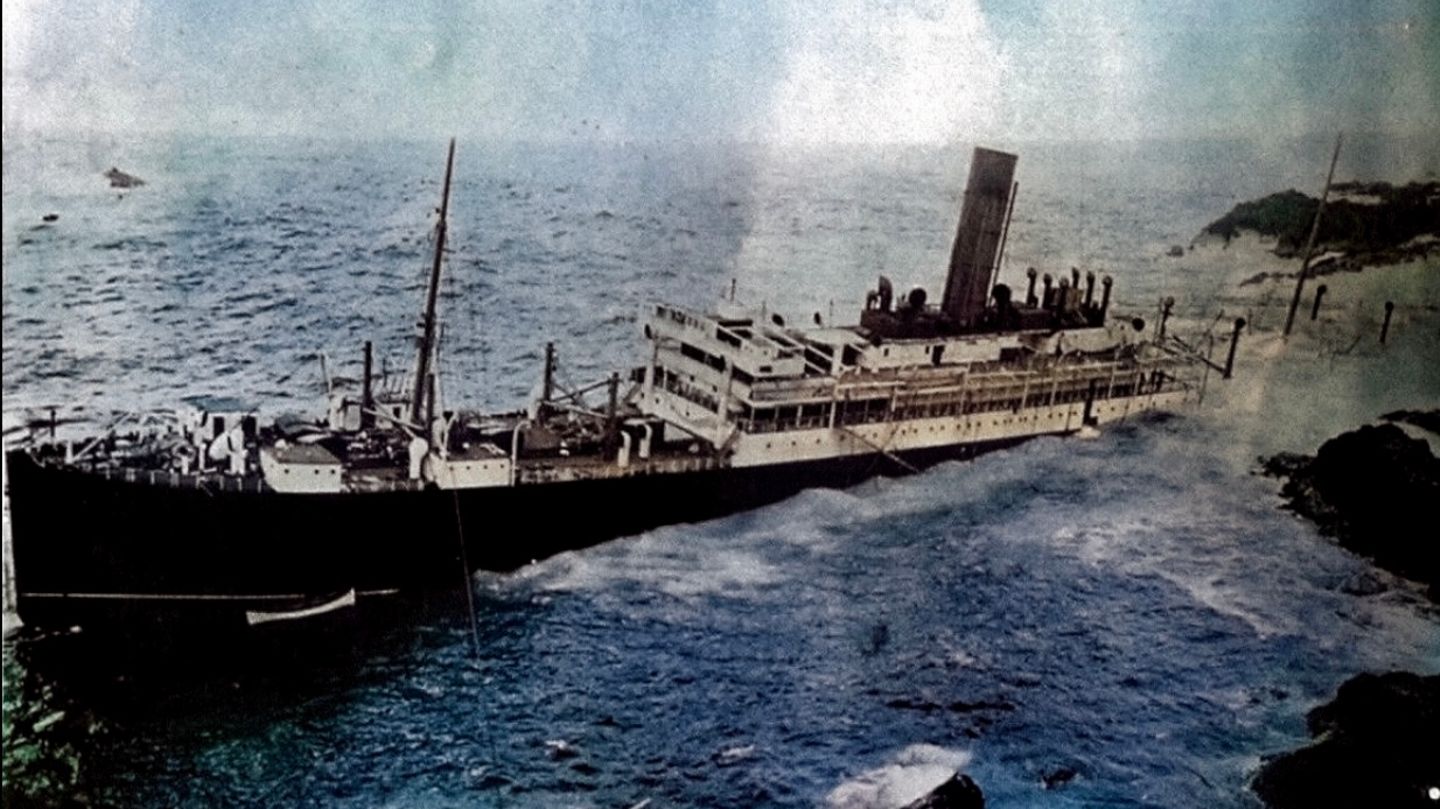 Ein Passagierdampfer ist 1909 auf Klippen aufgelaufen