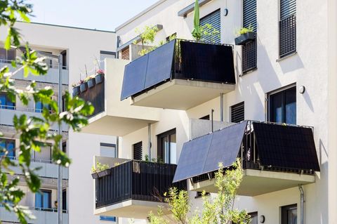 Balkone mit Solarplatten