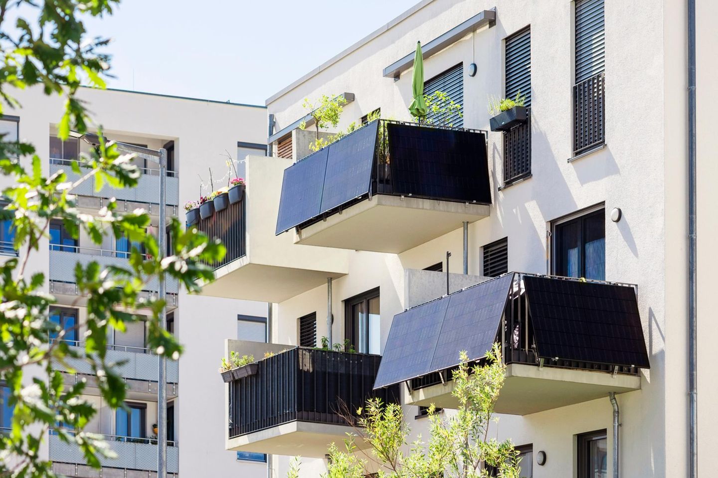 Balkone mit Solarplatten