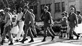Soldaten der Nationalgarde eskortieren einen schwarzen Schüler aus der Schule in Little Rock