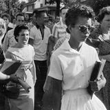 Eine schwarze Schülerin wird von einer weißen Frau angeschrien