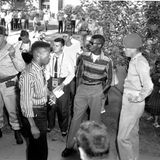 Zwei schwarze Schüler sprechen mit einem Soldaten der Nationalgarde.