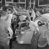 Polizisten schauen in den Kofferraum eines Autos