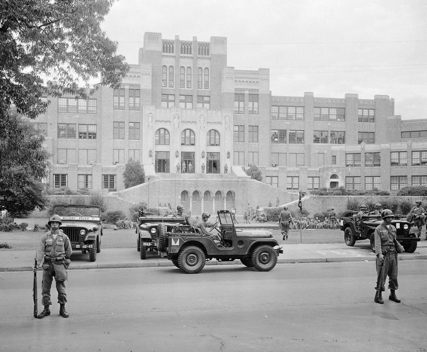 Soldaten der Nationalgarde stehen Wache vor der Highschool