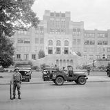 Soldaten der Nationalgarde stehen Wache vor der Highschool