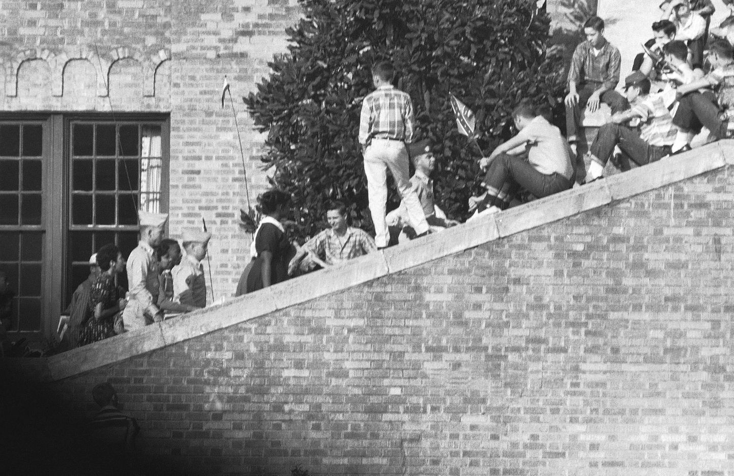 Doch die Geschichte ist noch lange nicht zu Ende. Einen normalen Schulalltag erleben die "Little Rock Nine" nicht: Einige ihrer weißen Mitschüler hänseln und beschimpfen sie wegen ihrer Hautfarbe. Es kommt auch zu körperlichen Angriffen. Im Dezember 1957 wird Minnijean Brown, eine der schwarzen Schülerinnen, sechs Tage von der Schule suspendiert, weil sie sich gegen weiße Schüler zur Wehr setzt. Nach weiteren Auseinandersetzungen wird Minnijean von der Central Highschool verwiesen. An einer Schule in New York erhält auch sie schließlich ihren Highschool-Abschluss.    