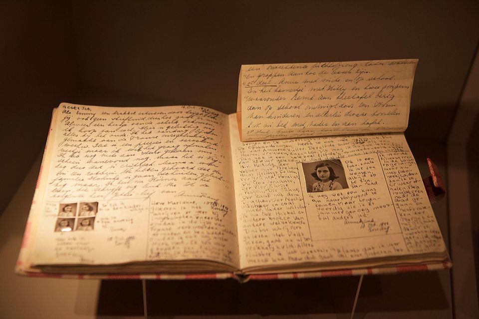 aufgeklapptes handschriftliches Tagebuch, mit eingeklebten Seiten und Fotografien; Faksimile aufgeklapptes handschriftliches Tagebuch, mit eingeklebten Seiten und Fotografien; Faksimile