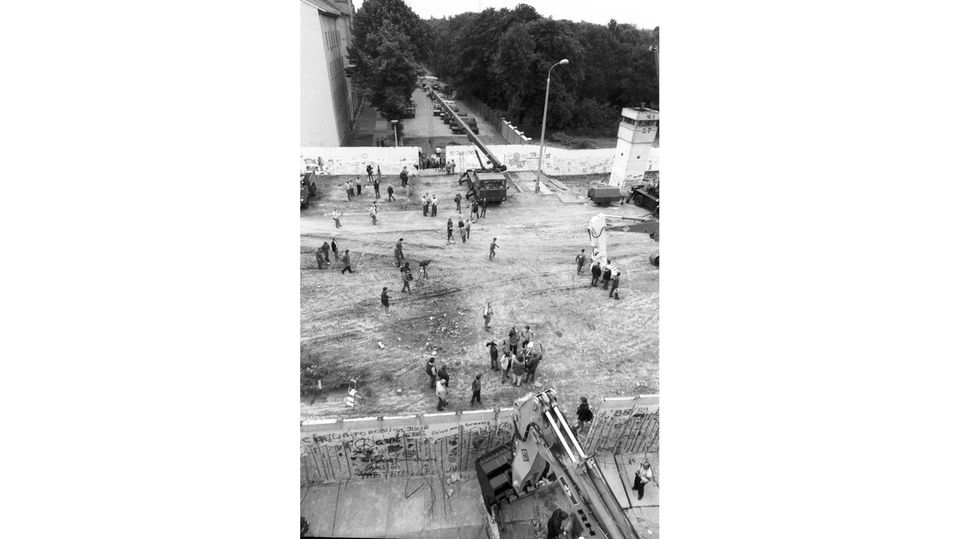 "Abriss der Berliner Mauer, Bernauer Straﬂe 06/90 hei Abriss der Berliner Mauer an der Bernauer Straﬂe am 13. Juni 1990 "