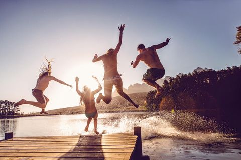 Die Zeit vergeht wie im Flug, wenn Jugendliche wie auf diesem Bild an einem Sommertag von einem Steg in einen See springen