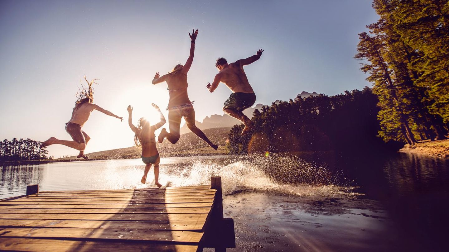 Die Zeit vergeht wie im Flug, wenn Jugendliche wie auf diesem Bild an einem Sommertag von einem Steg in einen See springen
