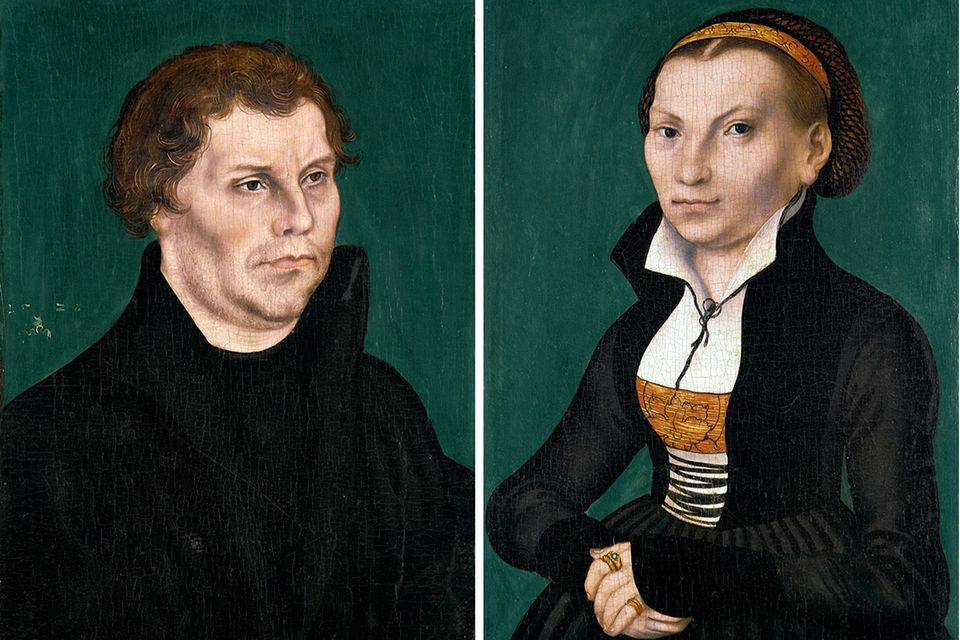 Einander zugewandt, wie damals für Doppelbildnisse von Verlobten oder Eheleuten üblich, erscheinen der Reformator und seine Gemahlin auf diesen Tafeln aus der Werkstatt von Lucas Cranach d. Ä. Das Porträt Katharinas dient vielen Künstlern als Vorlage und prägt die Vorstellung von ihr bis heute (Öl auf Holz, 1526) 1.4989