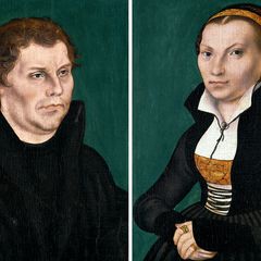Einander zugewandt, wie damals für Doppelbildnisse von Verlobten oder Eheleuten üblich, erscheinen der Reformator und seine Gemahlin auf diesen Tafeln aus der Werkstatt von Lucas Cranach d. Ä. Das Porträt Katharinas dient vielen Künstlern als Vorlage und prägt die Vorstellung von ihr bis heute (Öl auf Holz, 1526)