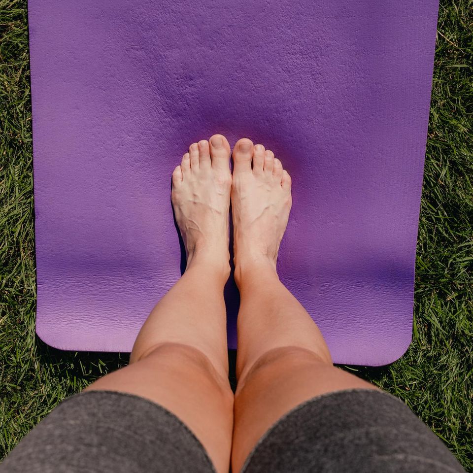 Füße auf Yogamatte