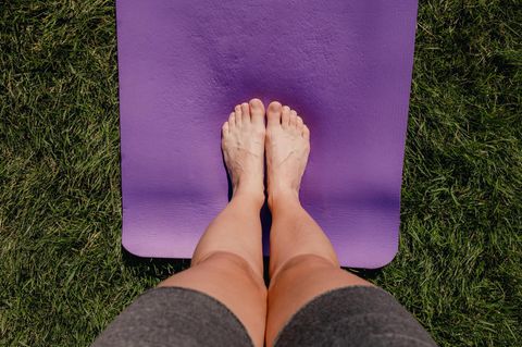 Füße auf Yogamatte