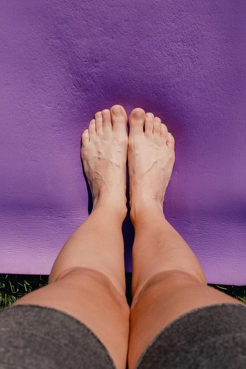Füße auf Yogamatte