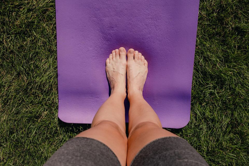 Füße auf Yogamatte 1.5004