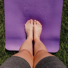 Füße auf Yogamatte