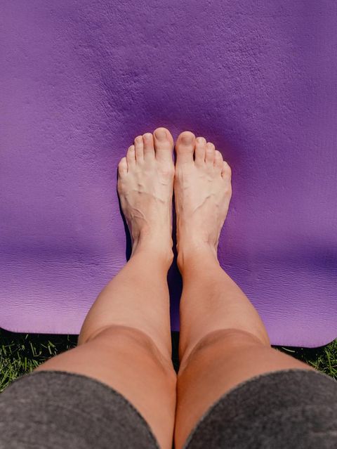 Füße auf Yogamatte