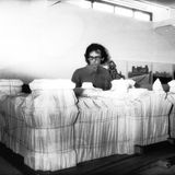 Christo vor einem Modell des verhüllten Reichstags 1978