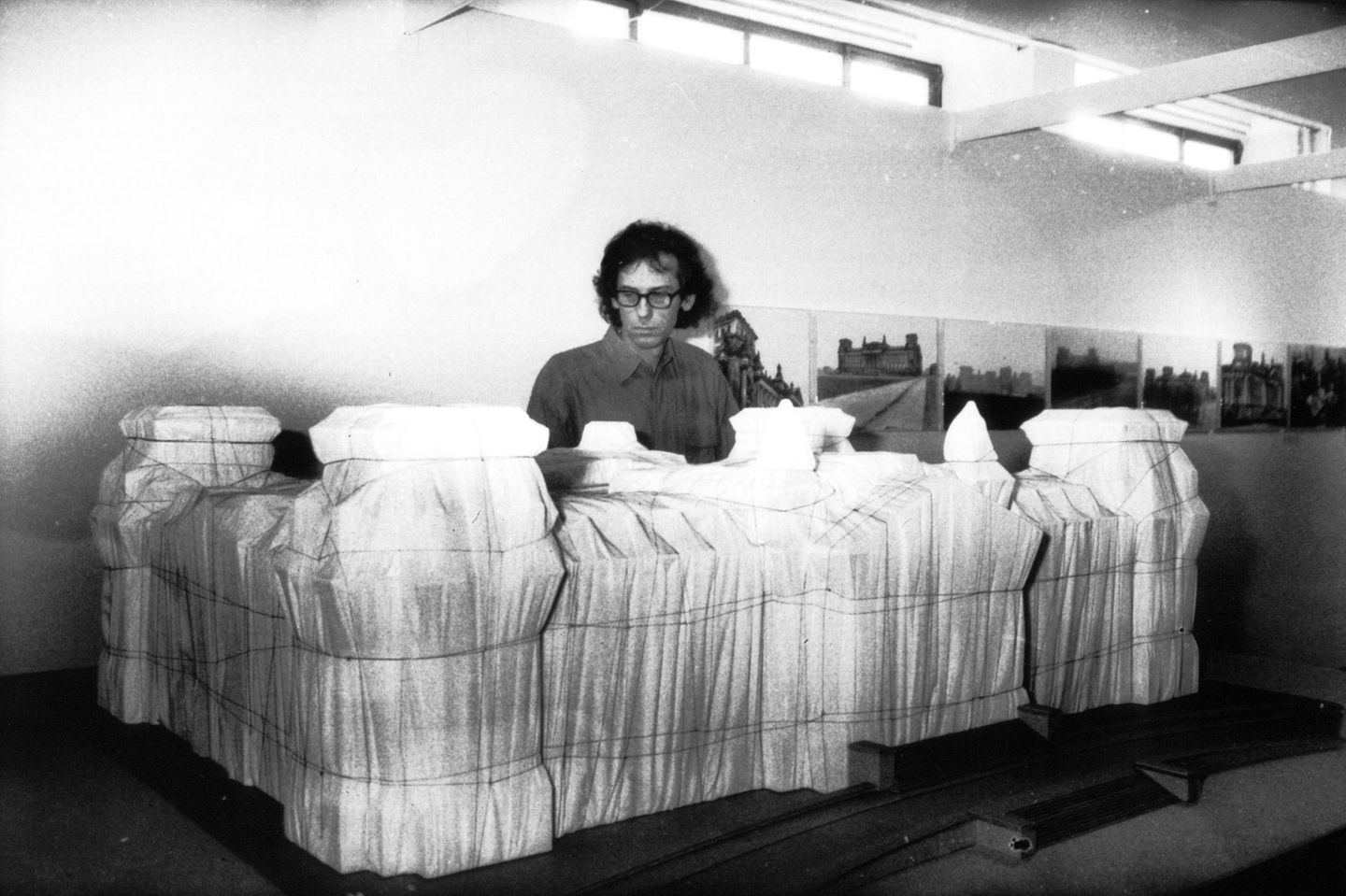 Christo vor einem Modell des verhüllten Reichstags 1978
