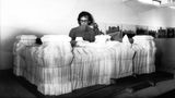 Christo vor einem Modell des verhüllten Reichstags 1978