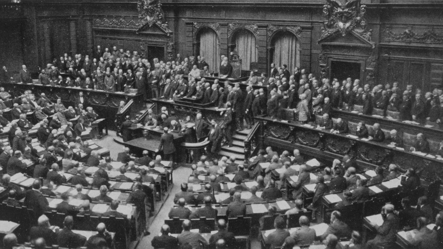 Abgeordnete im Plenarsaal des deutschen Reichstags