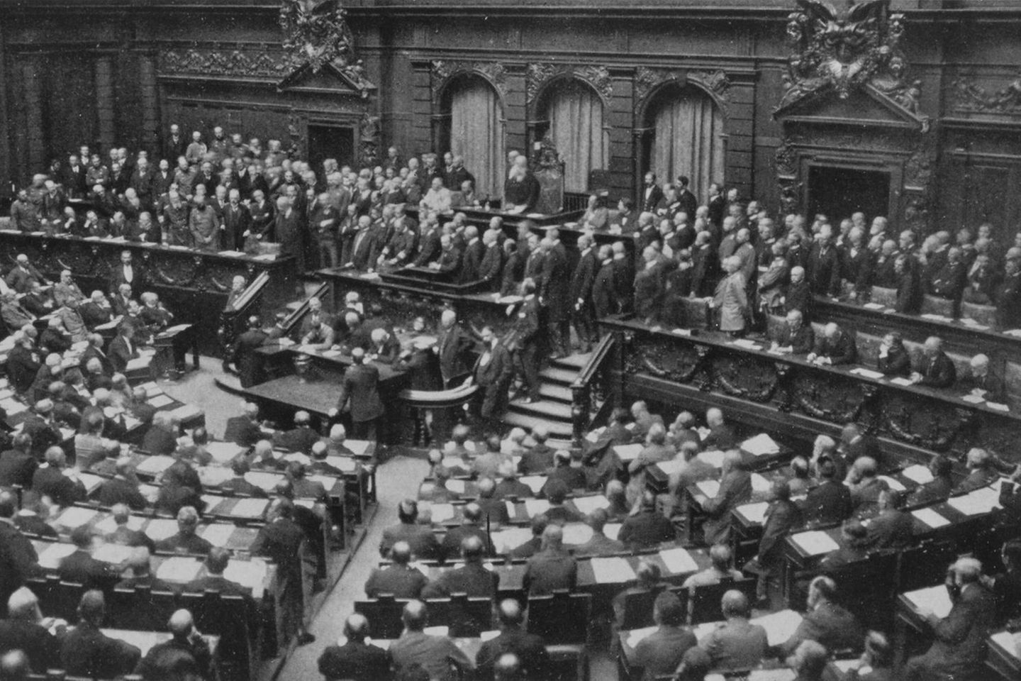 Abgeordnete im Plenarsaal des deutschen Reichstags