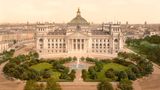 Reichstagsgebäude mit Parkanlage und Springbrunnen davor, historische Ansicht