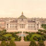 Reichstagsgebäude mit Parkanlage und Springbrunnen davor, historische Ansicht