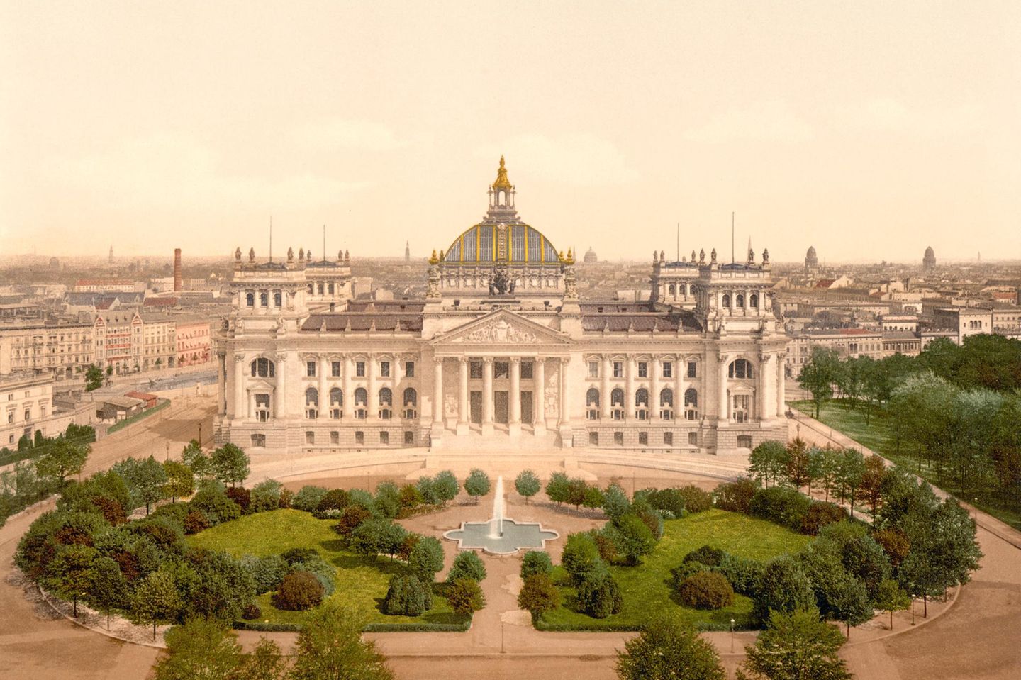 Reichstagsgebäude mit Parkanlage und Springbrunnen davor, historische Ansicht