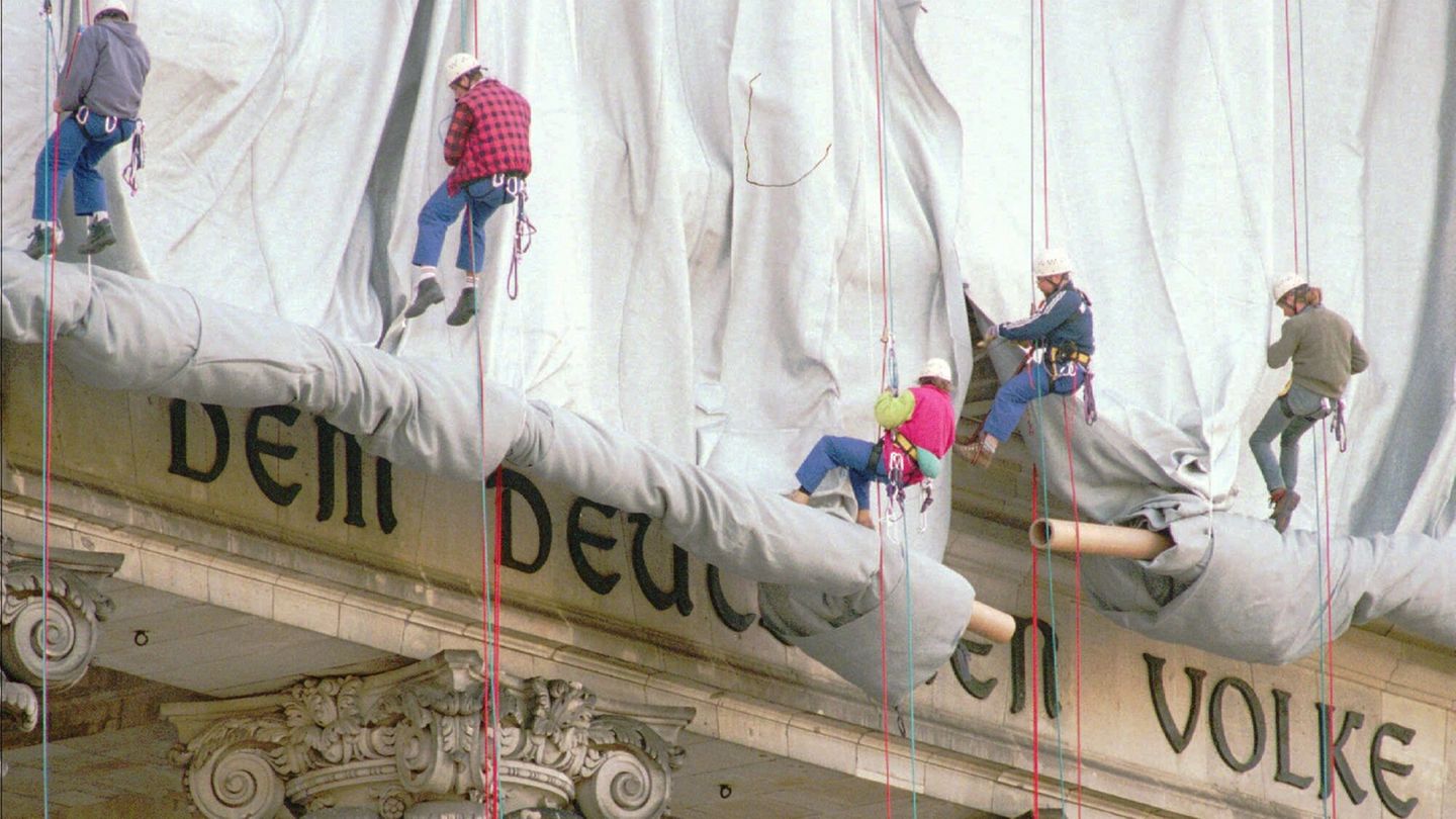Abseilen für die Kunst Gewerbekletterer seilen sich vom Reichstagsgebäude ab, um Stoffbahnen abzurollen. Dahinter der Schriftzug: dem deutschen Volke