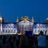 Bilder von Stoffbahnen werden 2025 auf das Reichstagsgebäude projiziert