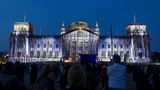 Bilder von Stoffbahnen werden 2025 auf das Reichstagsgebäude projiziert