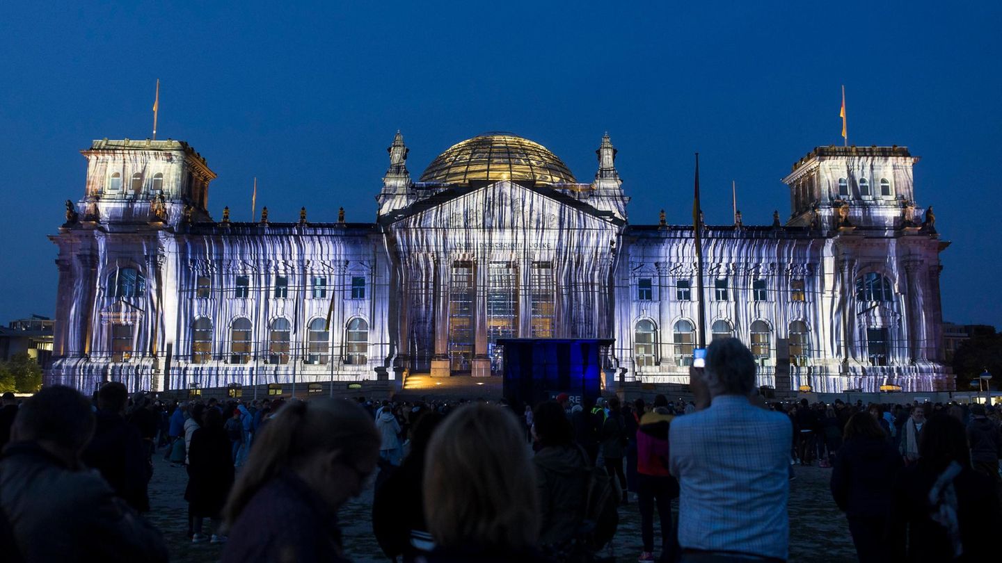 Bilder von Stoffbahnen werden 2025 auf das Reichstagsgebäude projiziert