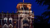 Lichtlinien überziehen einen der Ecktürme des Reichstagsgebäudes im Sommer 2025