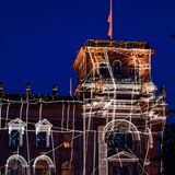 Lichtlinien überziehen einen der Ecktürme des Reichstagsgebäudes im Sommer 2025