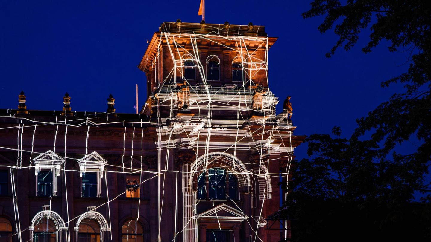 Lichtspiele in der Nacht Lichtlinien überziehen einen der Ecktürme des Reichstagsgebäudes im Sommer 2025