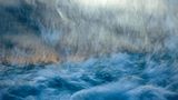 verschwommene Wellen im Gewitter