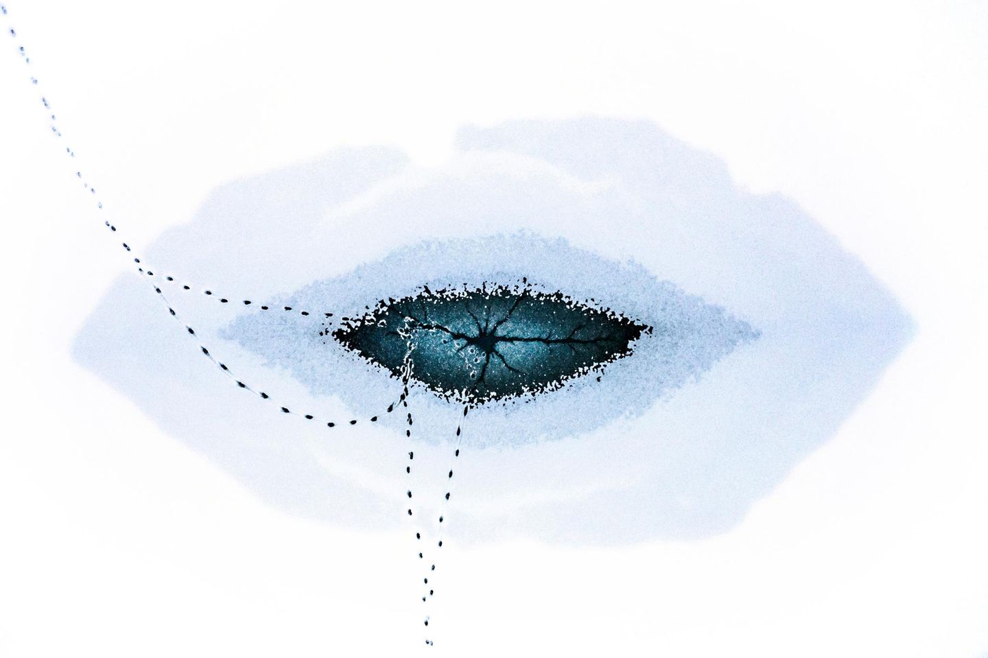 Riss in eingefrorenem See von oben