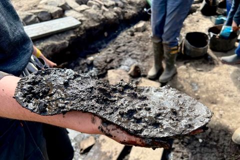 Schlammverschmierte römische Schuhsole, direkt nach dem Fund bei Ausgrabungen in Großbritannien