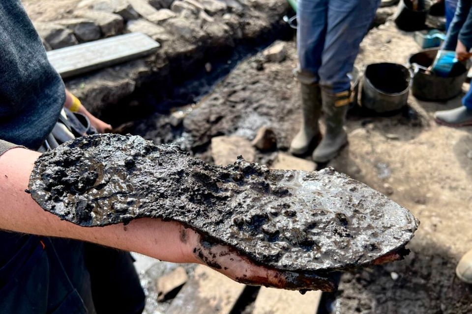Schlammverschmierte römische Schuhsole, direkt nach dem Fund bei Ausgrabungen in Großbritannien 1.3333