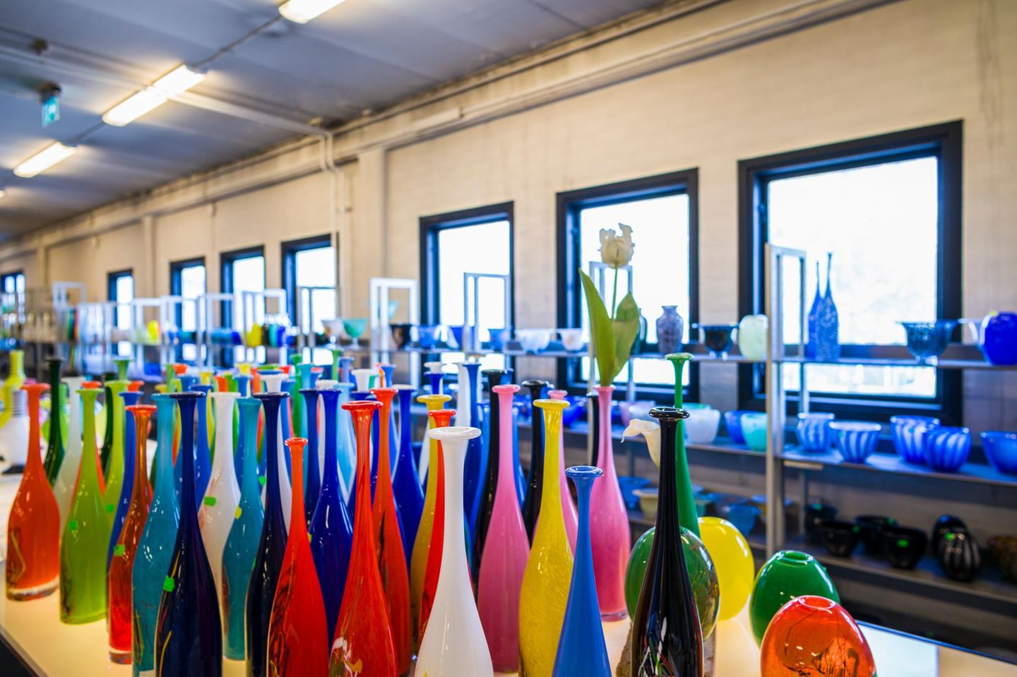 Historisches Handwerk: Glas, Papier und Billy-Regale Bunte Vasen und Glaswaren
