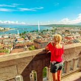 Frau blickt über Genf in der Schweiz