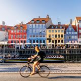 Fahrradfahrerin in Kopenhagen, Dänemark